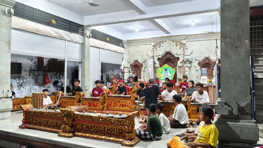 LATIHAN SEKAA GONG ANAK DHARMA SATWIKA TAMAN SARI