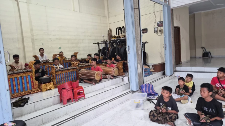 LATIHAN SEKAA GONG ANAK BR. GEROKGAK GEDE