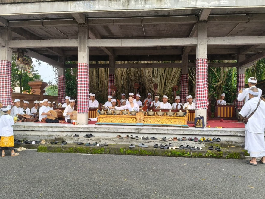 SEKAA GONG ANAK BR. TAMAN SARI NGAYAH DI PURA TRI KAHYANGAN