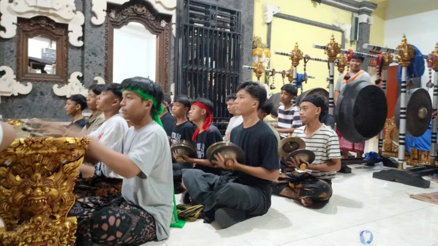 LATIHAN SEKAA GONG ANAK BR. DELOD RURUNG 