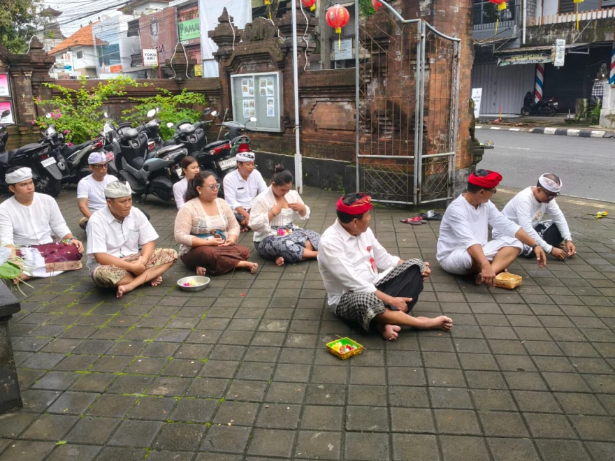 SEMBAHYANG BERSAMA PURNAMA DI PADMSANA KANTOR DESA DELOD PEKEN