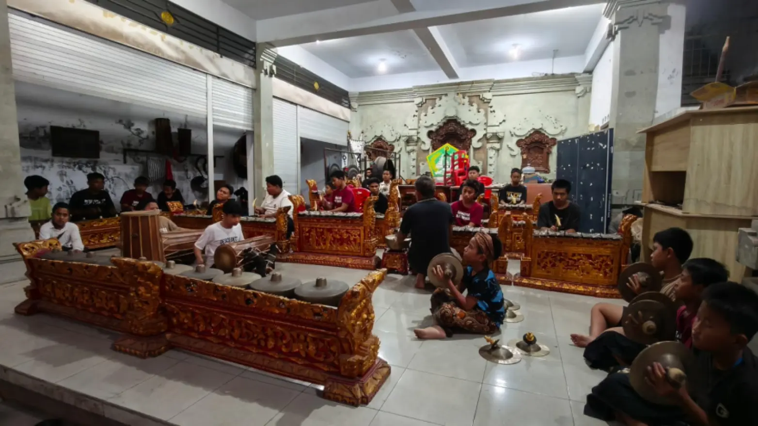 LATIHAN SEKAA GONG DHARMA SATWIKA TAMAN SARI