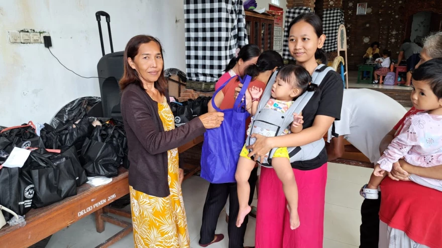 PEMBAGIAN MBG GRATIS UNTUK IBU HAMIL, IBU MENYUSUI DAN  BALITA DI MASING-MASING BANJAR SE-DESA DELOD PEKEN