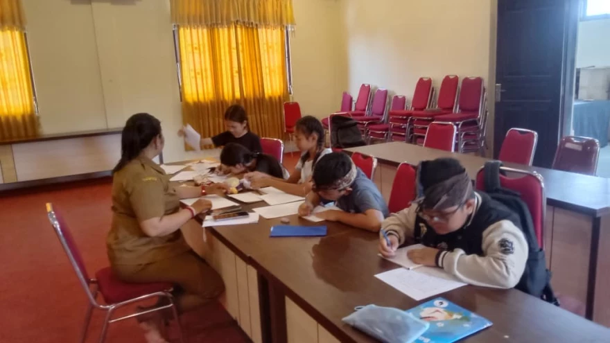 PEMBINAAN NYURAT AKSARA BALI DAN MATEMBANG PERSIAPAN BULAN BAHASA BALI.