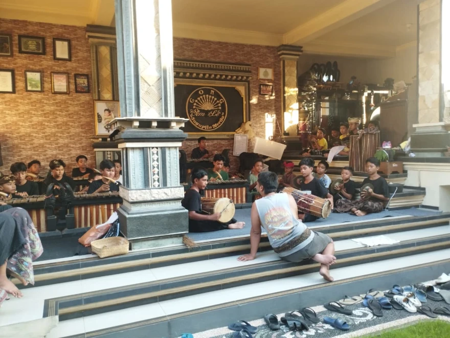 LATIHAN SEKAA GONG ANAK BR. GEROKGAK GEDE DAN BR. TAMAN SARI